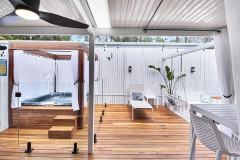 Private Outdoor Spa, Fire Pit - THE RETREAT COOLUM BEACH - Accommodation Gladstone 1