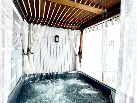 Private Outdoor Spa, Fire Pit - THE RETREAT COOLUM BEACH - Accommodation Gladstone 3