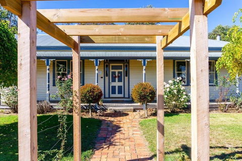 Pound Hill Cottage - Accommodation Gladstone 0