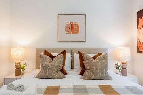 Prahran Timeless & Modern Haven, With Parking - Accommodation Gladstone 3