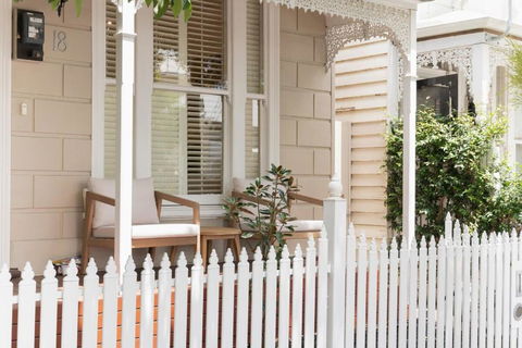 Prahran Timeless & Modern Haven, With Parking - Accommodation Gladstone 0