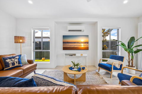 Premium 4-Bed Coastal Escape With BBQ And Pool - Accommodation Gladstone 2
