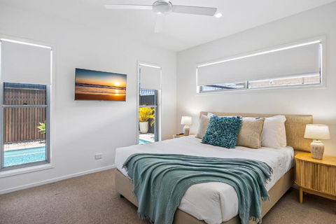 Premium 4-Bed Coastal Escape With BBQ And Pool - Accommodation Gladstone 3