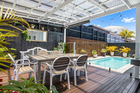Premium 4-Bed Coastal Escape With BBQ And Pool - Accommodation Gladstone 0