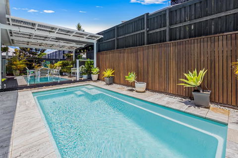 Premium 4-Bed Coastal Escape With BBQ And Pool - Accommodation Gladstone 1
