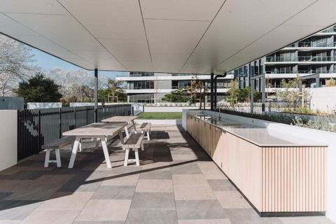 Pristine 2-Bed Apartment With Pool And BBQ - Accommodation Gladstone 2