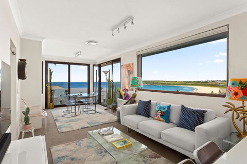 Pristine 2-Bed With Expansive Beach Views - Accommodation Gladstone 0