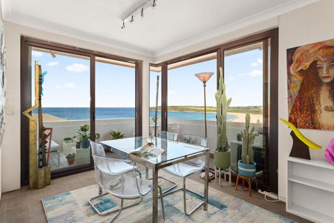 Pristine 2-Bed With Expansive Beach Views - Accommodation Gladstone 1