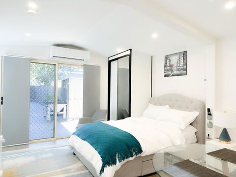 Private, Local Living Studio In Mascot, Airport - Accommodation Gladstone 0