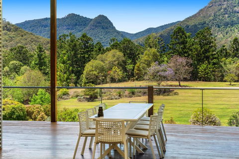 Private Luxury In The Mountains With Running Creek - Accommodation Gladstone 3