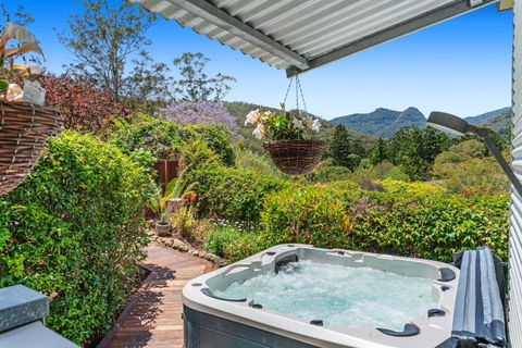 Private Luxury In The Mountains With Running Creek - Accommodation Gladstone 2