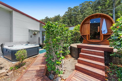 Private Luxury In The Mountains With Running Creek - Accommodation Gladstone 1