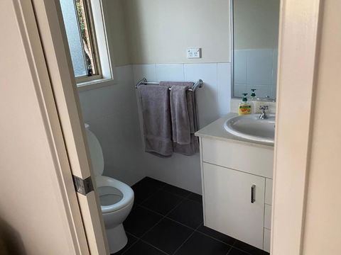 Private Room With Ensuite And Parking Close To Wollongong CBD - Accommodation Gladstone 3
