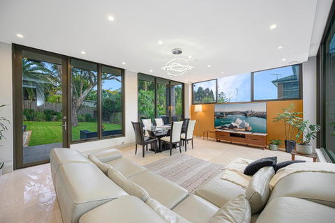 Putney Brand New Luxury House Pool & Waterview - Accommodation Gladstone 3
