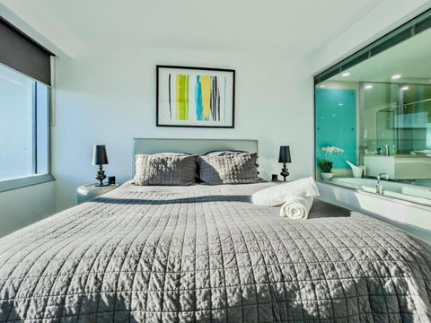 Q1 Skyview Retreat - Level 31 Spectacular Views - Accommodation Gladstone 1