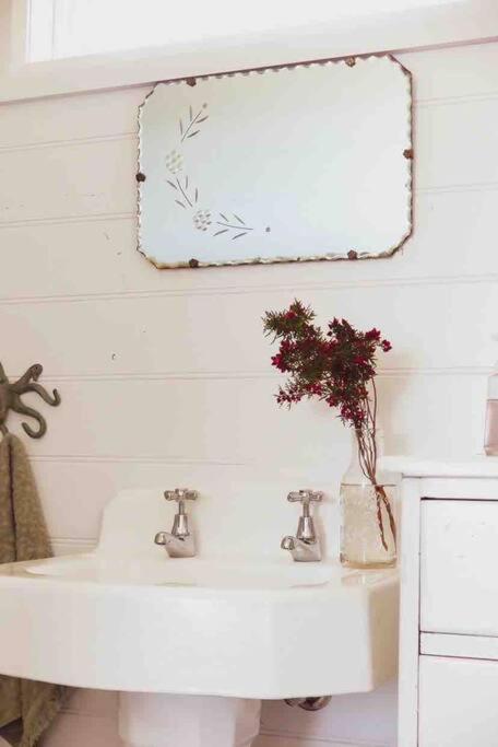 Quaint And Intimate 1-bed Seaside Cottage - Accommodation Gladstone 3