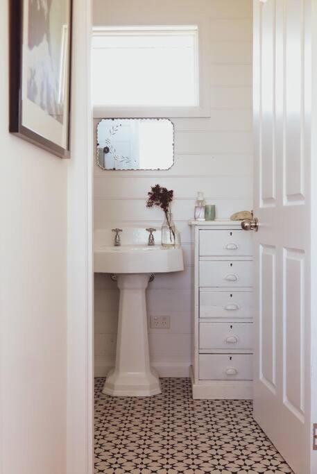 Quaint And Intimate 1-bed Seaside Cottage - Accommodation Gladstone 2