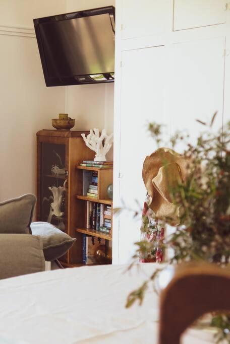 Quaint And Intimate 1-bed Seaside Cottage - Accommodation Gladstone 1