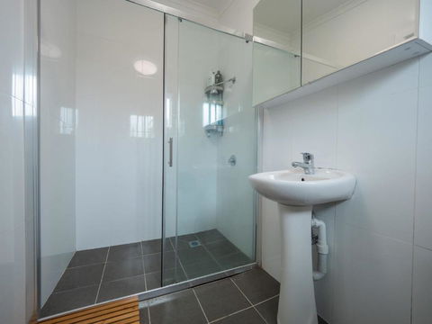 Quaint Double Or Queen Room - Mins To Stations&UNSW - Shared Bathroom - Accommodation Gladstone 3