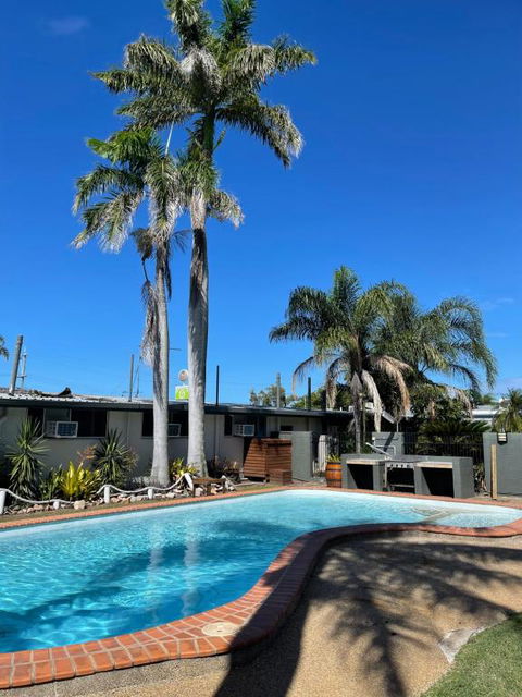 Queens Beach Hotel - Accommodation Gladstone 2