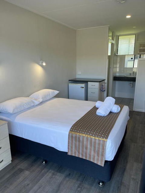Queens Beach Hotel - Accommodation Gladstone 0