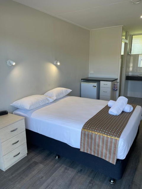 Queens Beach Hotel - Accommodation Gladstone 3