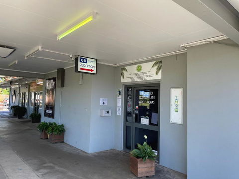 Queens Beach Hotel - Accommodation Gladstone 1