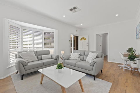 Quiet 2-Bed Retreat With Private Courtyard - Accommodation Gladstone 0