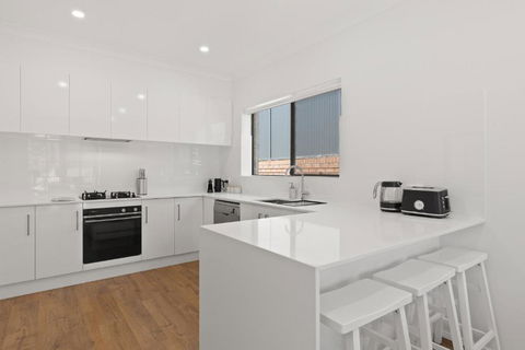 Quiet 2-Bed Retreat With Private Courtyard - Accommodation Gladstone 1