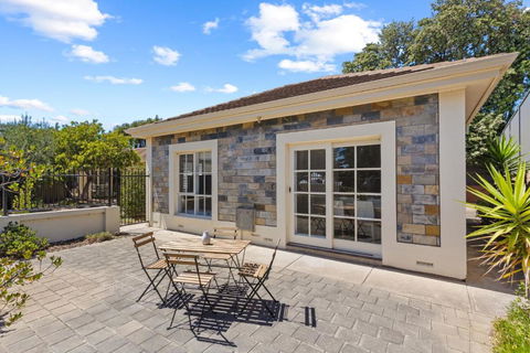 Quiet 2-Bed Retreat With Private Courtyard - Accommodation Gladstone 3
