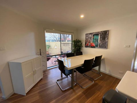 Quiet 2 Bedroom Apt In The Heart Of Old Kingston - Accommodation Gladstone 1