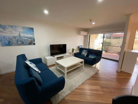Quiet 2 Bedroom Apt In The Heart Of Old Kingston - Accommodation Gladstone 0