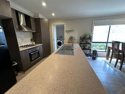 Quiet Comfort For Relaxing Stays - Accommodation Gladstone 3
