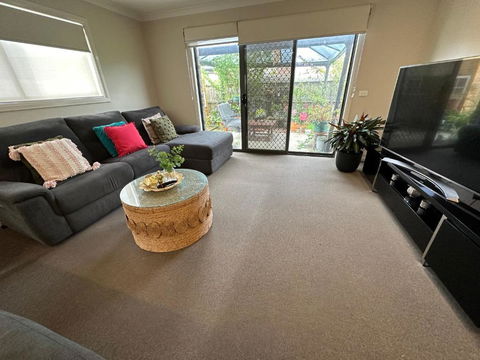 Quiet Comfort For Relaxing Stays - Accommodation Gladstone 1