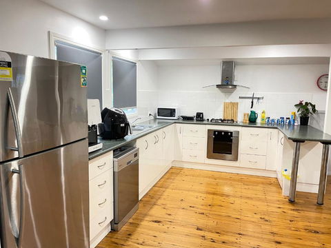 Quiet, Cozy And Calm 3 Bedroom House. - Accommodation Gladstone 2