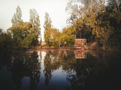 Quiet Lake House In Winery By Tiny Away - Accommodation Gladstone 0