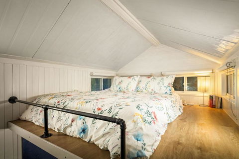 Quiet Lake House In Winery By Tiny Away - Accommodation Gladstone 2