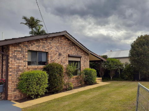 QUIET PROPERTY BY THE RIVER - Accommodation Gladstone 0