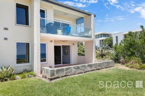 Quintessential Oceanview Apartment In Cottesloe - Accommodation Gladstone 3