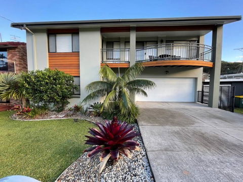Rainbow Beachhouse - Deluxe, Pristine Location - Accommodation Gladstone 0