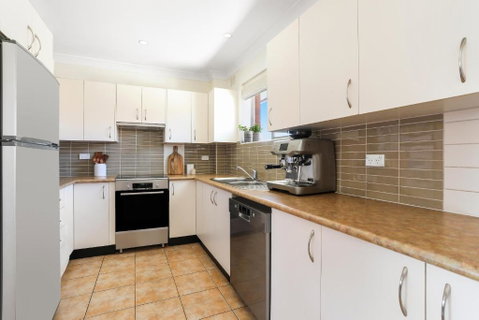 Randwick L 3 Bedroom Apartment + Parking - Accommodation Gladstone 3