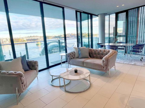 RARE Luxury Waterfront Living - Accommodation Gladstone 0