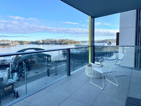 RARE Luxury Waterfront Living - Accommodation Gladstone 1