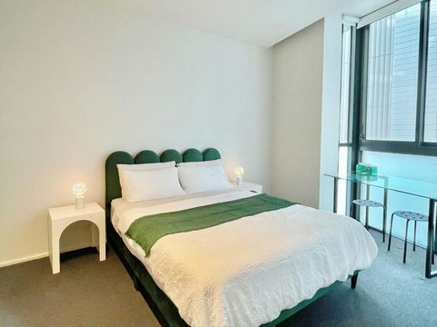 RARE Luxury Waterfront Living - Accommodation Gladstone 2