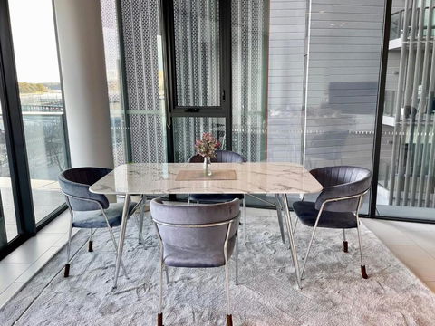 RARE Luxury Waterfront Living - Accommodation Gladstone 3