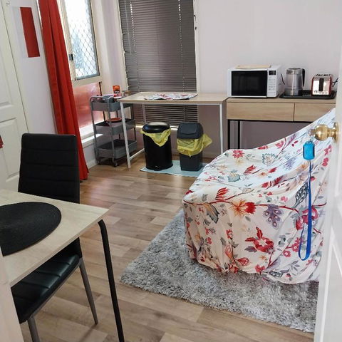 Red Cottage FEMALE ONLY BUDGET STAYS With Bedroom Plus Private Kitchenette Room - Accommodation Gladstone 3