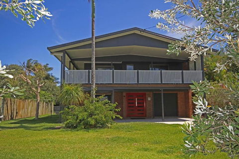 Red Door Beach House - Accommodation Gladstone 0