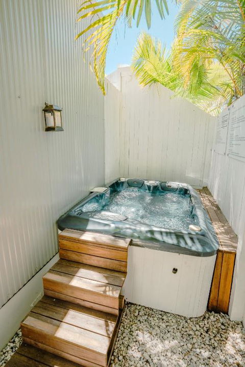 Private Outdoor Spa, Fire Pit, Cinema Room - THE COTTAGE COOLUM BEACH - Accommodation Gladstone 0