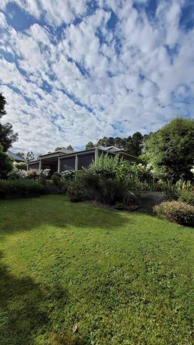Quiet Family Retreat Getaway - Wildlife Park, Sovereign Hill, Kryall Castle And City At Your Door - Modern House, 8 Guests, 4 Bedrooms, 5 Beds - Accommodation Gladstone 0