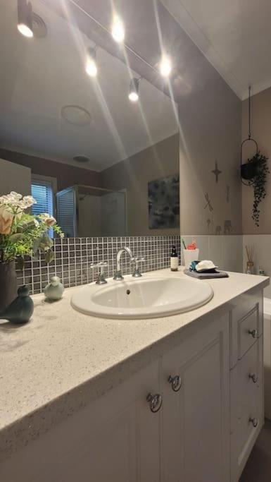 Quiet Family Retreat Getaway - Wildlife Park, Sovereign Hill, Kryall Castle And City At Your Door - Modern House, 8 Guests, 4 Bedrooms, 5 Beds - Accommodation Gladstone 2